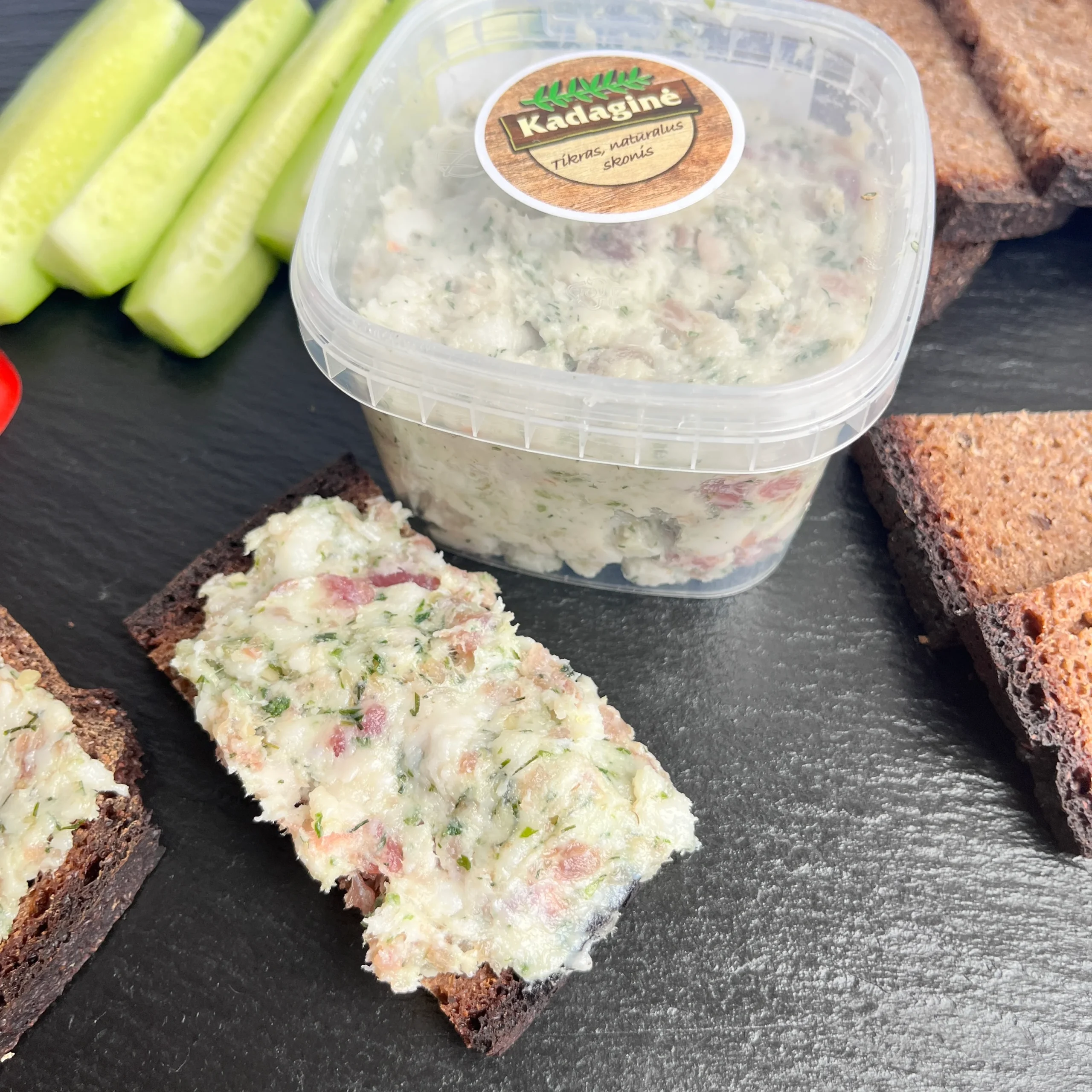 Kadaginės kiaulienos lašinių užtepėlė su česnakais ir žalumynais